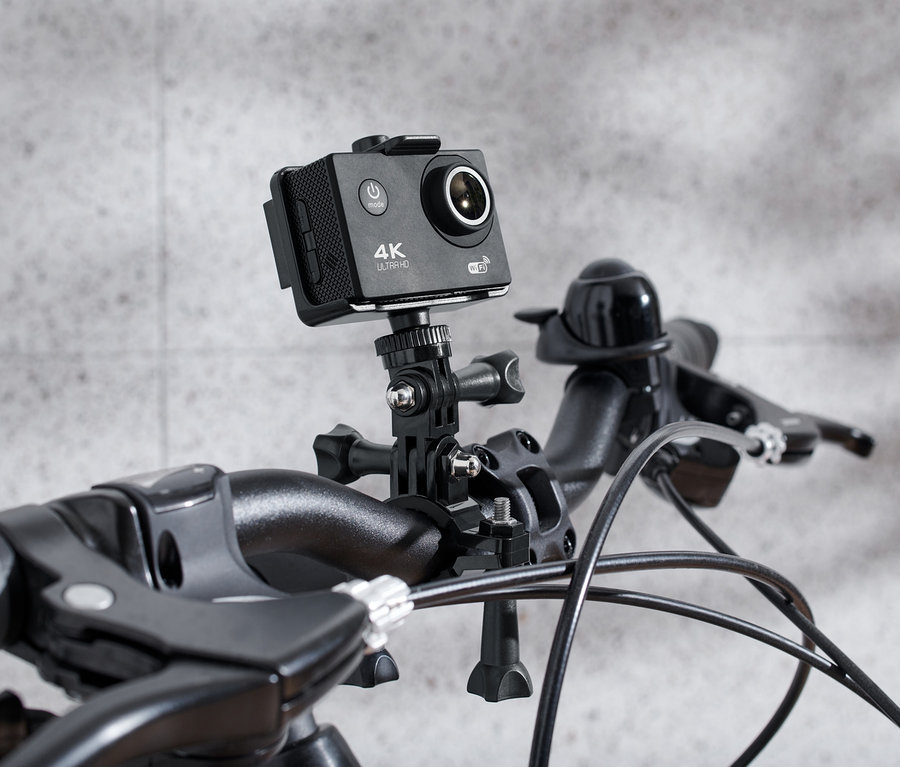 Nahaufnahme einer am Lenker eines Fahrrads montierten Action-Cam mit 4K-Auflösung.