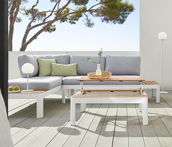Lounge-Ecke mit höhenverstellbarem Couchtisch