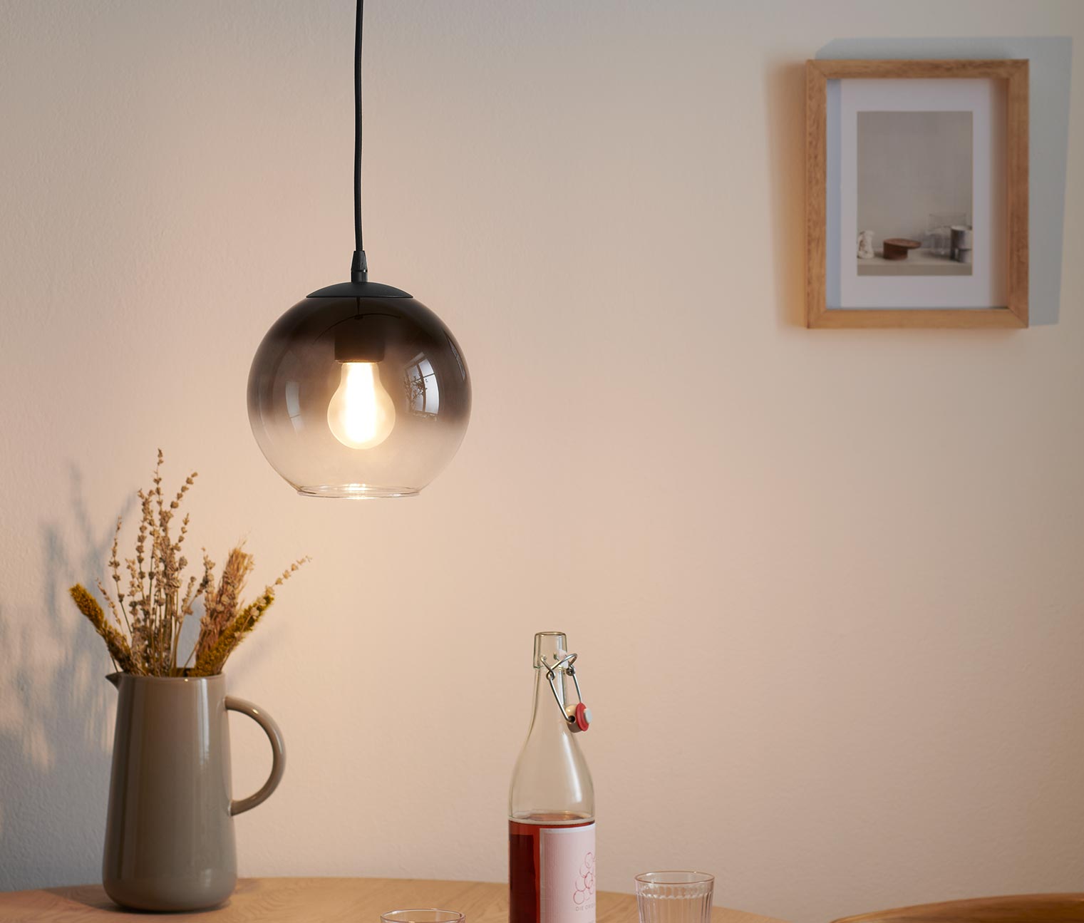 Pendelleuchte mit Rauchglas-Schirm