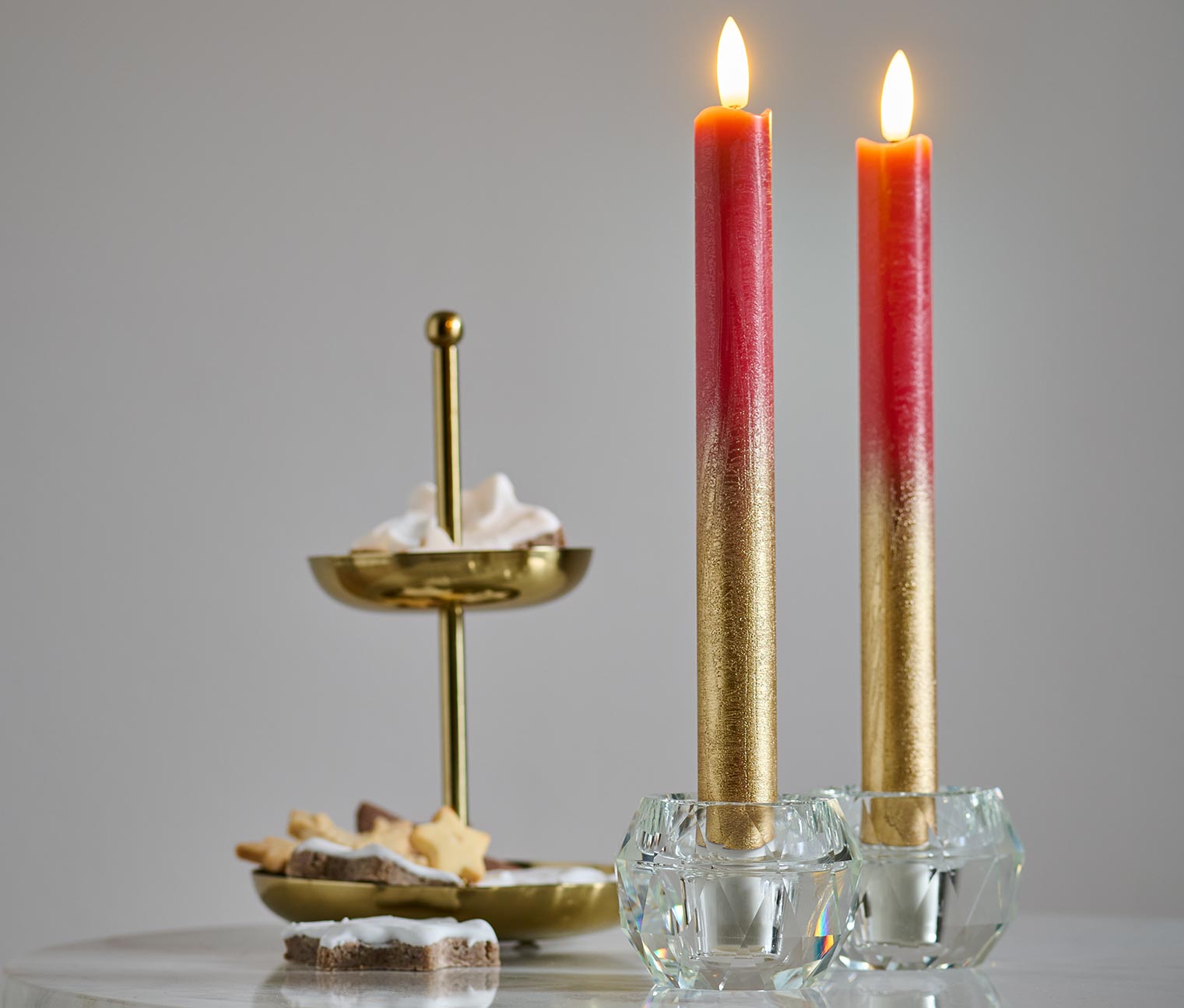2 LED-Echtwachs-Stabkerzen, rot-goldfarben