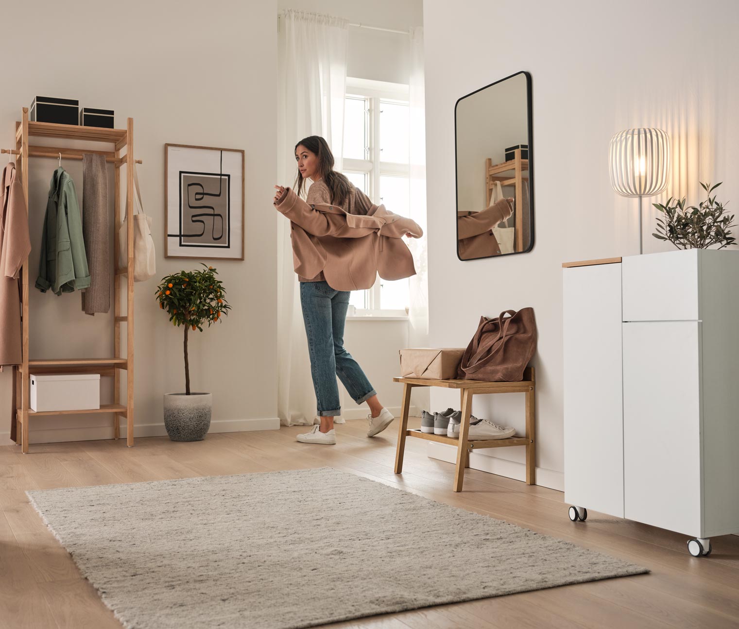 Hocker mit breiten Ablageflächen