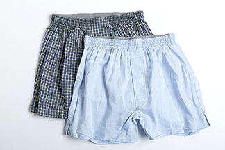 Herren-Unterwäsche für Ihre Vorlieben: Zwei weite Boxershorts sind zu sehen. Eine in hellblau, eine blau-weiss-kariert.