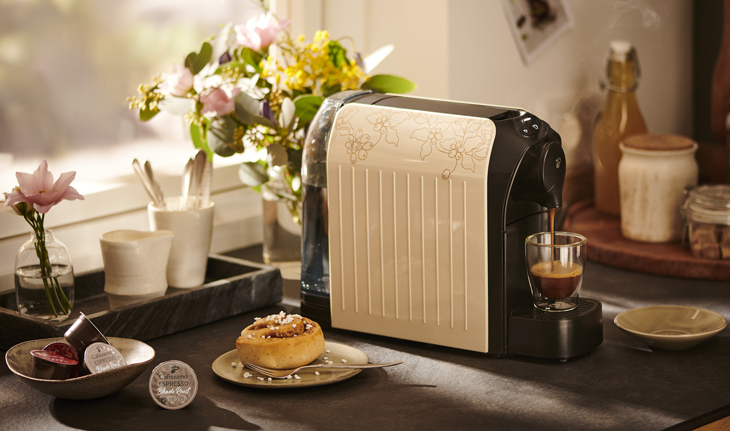 Ein Kaffee wird mit der Cafissimo easy in Light Beige aufgebrüht