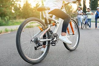 Fitnessgeräte für draussen: Ein Kinderfahrrad in Nahaufnahme.