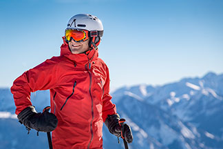 Eine Mann fährt Ski in den Bergen.