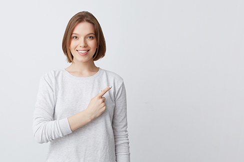 Ein Langarmshirt mit rundem Ausschnitt lässt schmale Schultern breiter erscheinen.
