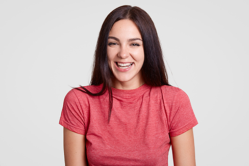 Bei einer grossen Oberweite bieten sich Shirts mit V-Ausschnitt an.