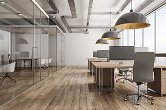 Lichtdesign im Büro: Moderne runde Hängeleuchten in einem Grossraumbüro.