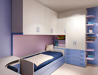 Eckschrank für optimale Raumnutzung: Ein lila gestrichenes Kinderzimmer, in dem ein weisser Schlafzimmerschrank mit blauen Griffen und Schubladen steht – über dem Bett verlaufen weisse Hängeschränke.