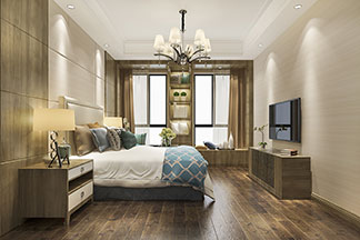 Ein Schlafzimmer mit einem grossen Bett aus Holz, einem Holzfussboden und hölzernen Kommoden – darüber eine hängende Schlafzimmerlampe in From eines Leuchters.