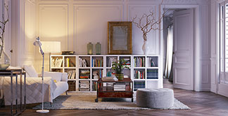 Dekoratives Regal: Ein weiss möbliertes Wohnzimmer in einer Altbauwohnung, mit einem rechteckigen, offenen Regal, das an der Wand steht und in dem zahlreiche Büchern zu sehen sind.