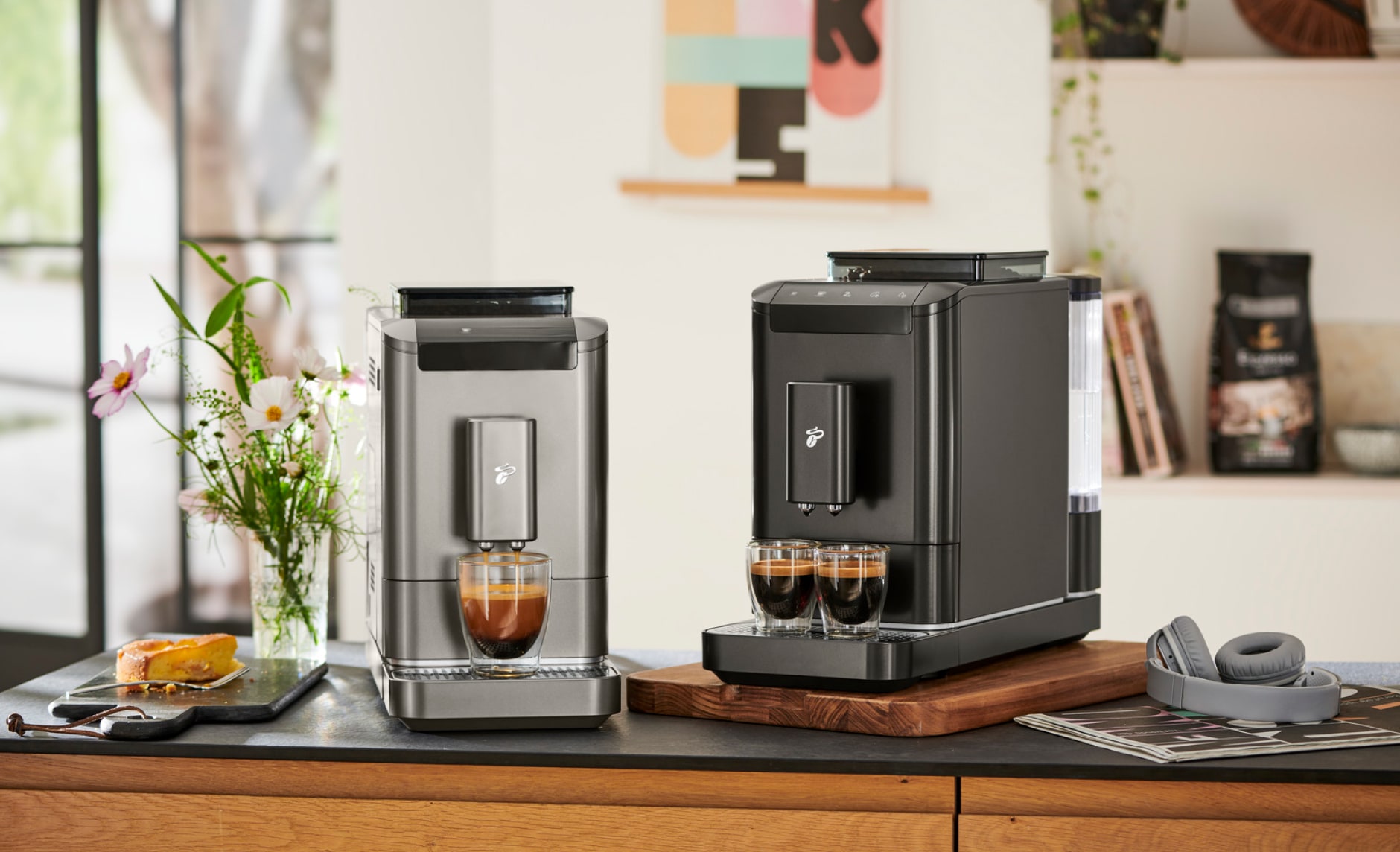 Ein Kaffeevollautomat steht auf einem Küchentresen
