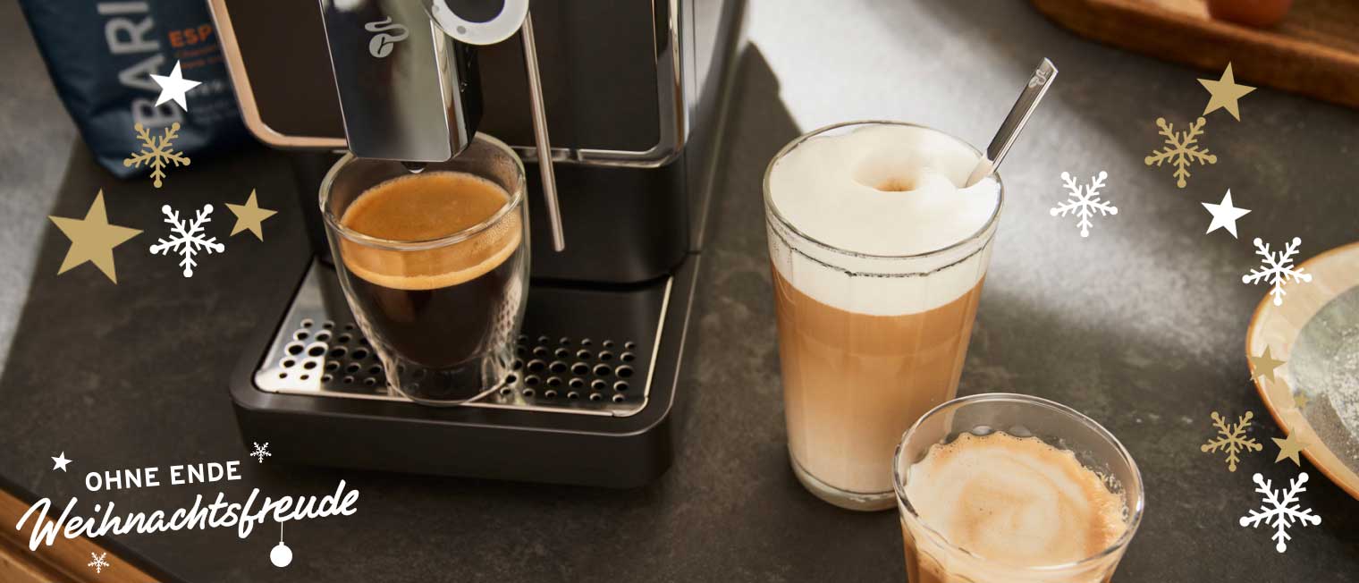 Drei Getränke ein Latte Macchiato, ein Espresso und ein Kaffee stehen auf einer Küchenzeile, zubereitet von einem Vollautomaten.