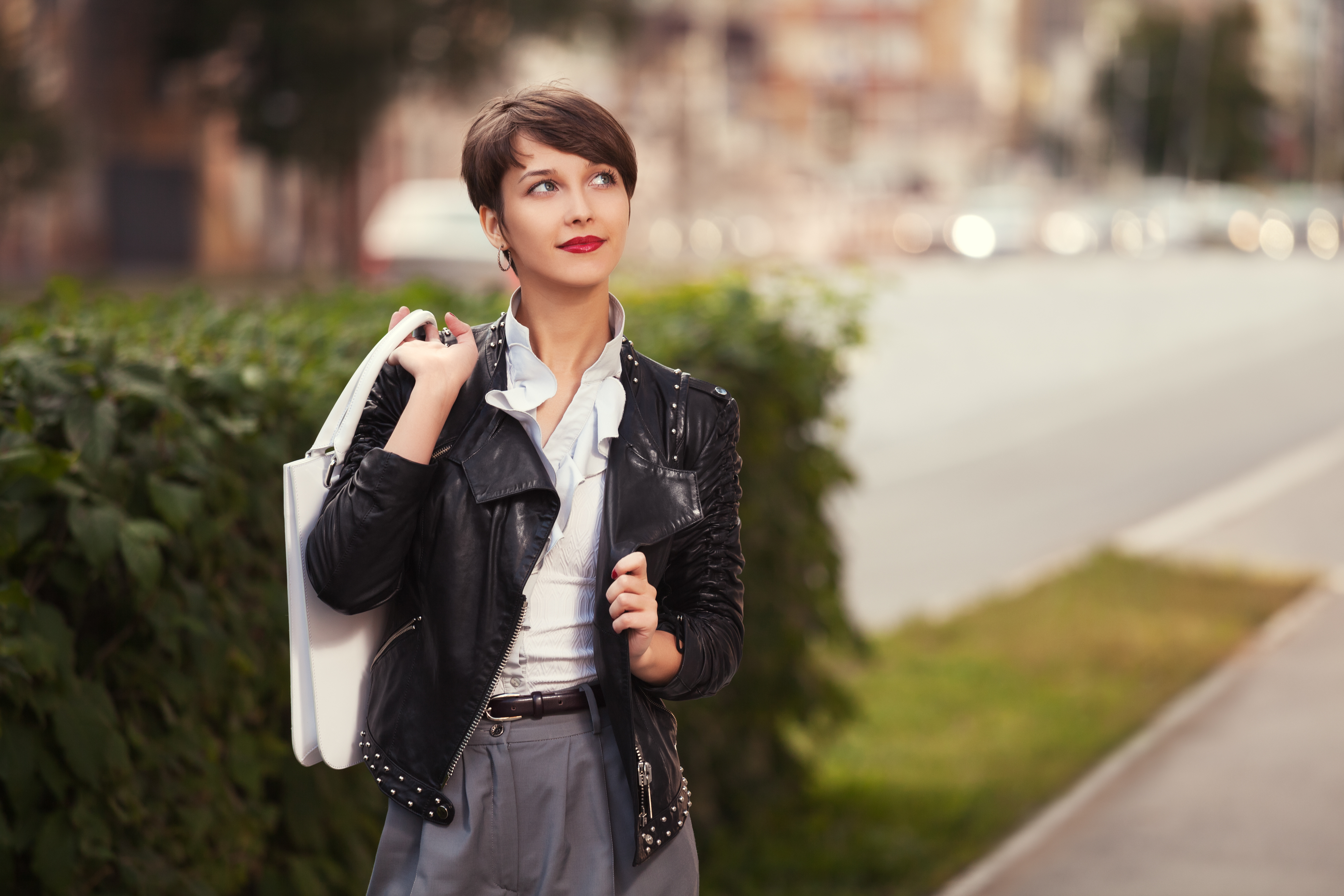 Klassische Kombi: weisse Bluse mit schwarzer Lederjacke.