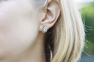 Stilvoll durch den Alltag: Silberschmuck harmoniert mit hellen, kühlen Hauttönen.