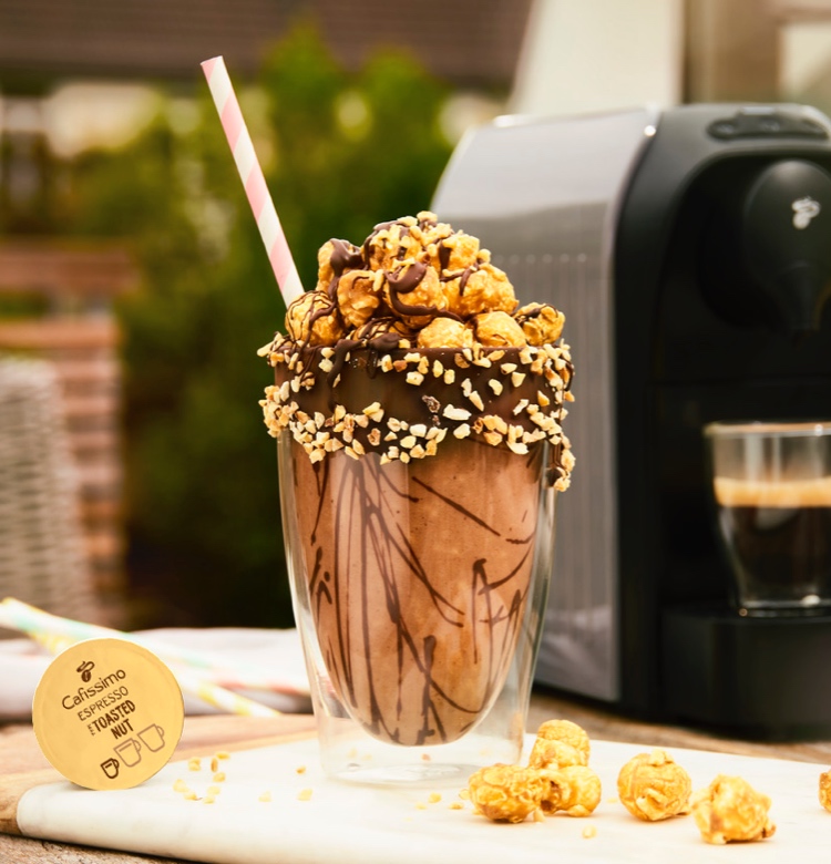 Glas mit einer Kaffee Nicecream steht neben einer Cafissimo Kapselmaschine