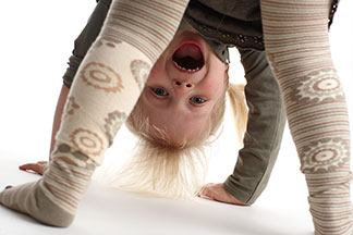 Strumpfhosen für Kinder sollten dem Bewegungsdrang und der noch grösseren Gelenkigkeit unbedingt standhalten können.