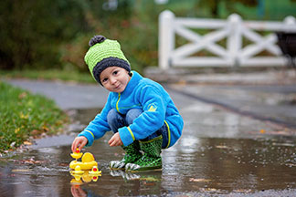 Mit der richtigen Jacke macht das Spielen draussen auch bei schlechtem Wetter Spass!
