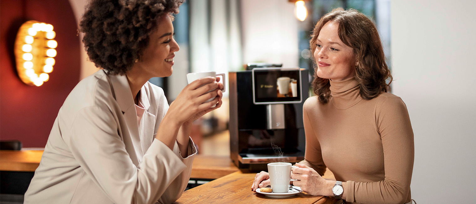 Drei Kaffeevollautomaten stehen auf einem Küchentresen','Enter picture alt'}