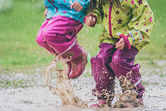 So macht Spielen im Regen richtig Spass: Kinderhosen für Regen, Nässe und Kälte
